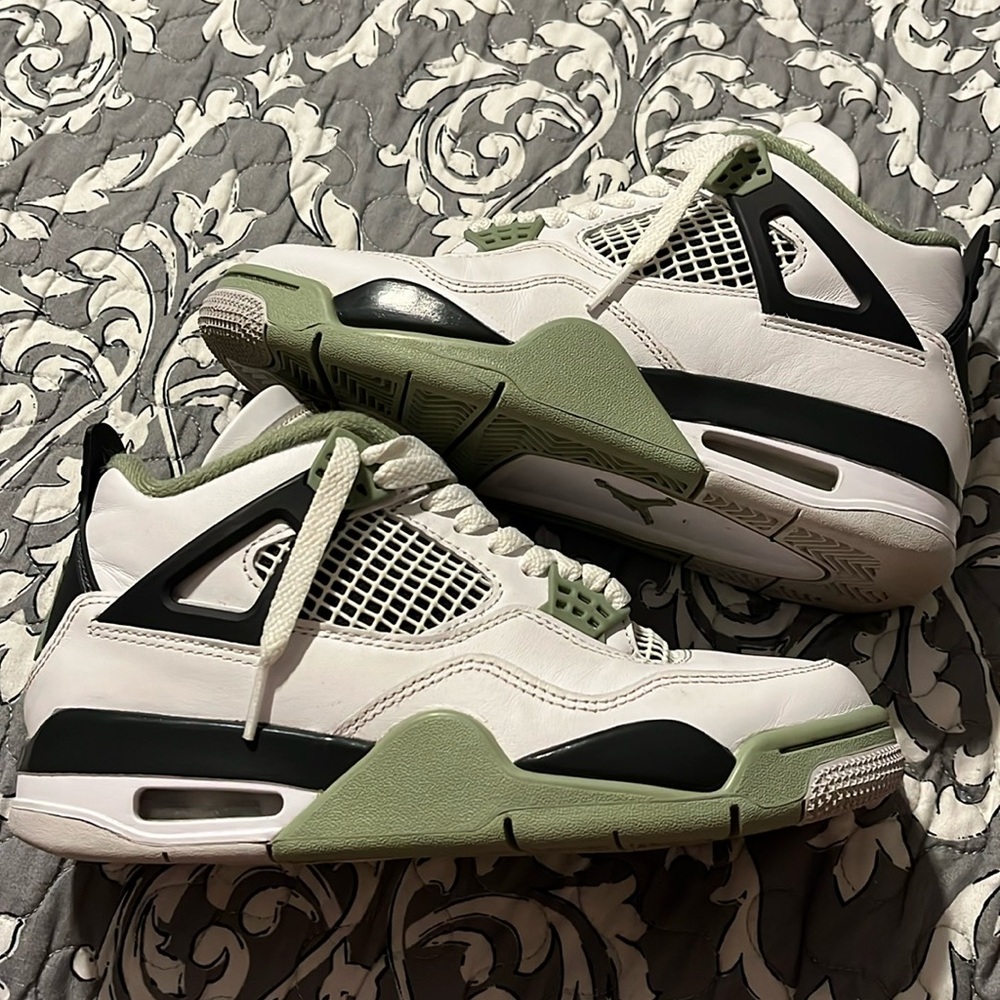 Women’s Air Jordan 4 Retro Seafoam - Picture 1 of 7
